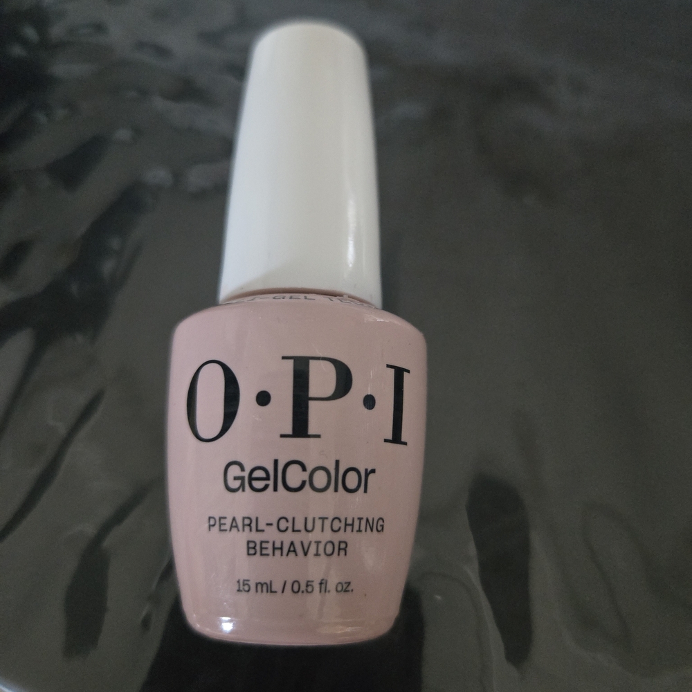 OPI GelColor in Pearl-Clutching Behavior